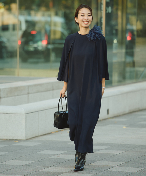 VERMEIL par iena(ヴェルメイユパーイエナ)の「ACEPOLYバックサテンケープ風ワンピース(ワンピース・レディース・ネイビー/ブラック・36/38)」の8枚目の写真