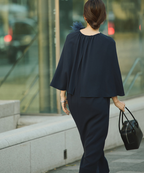 VERMEIL par iena(ヴェルメイユパーイエナ)の「ACEPOLYバックサテンケープ風ワンピース(ワンピース・レディース・ネイビー/ブラック・36/38)」の9枚目の写真