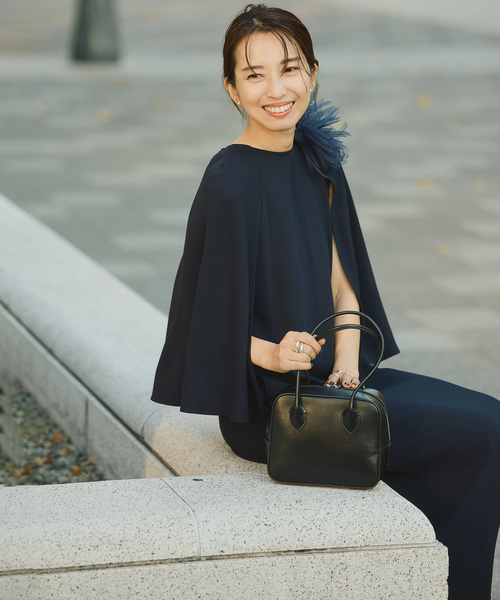 VERMEIL par iena(ヴェルメイユパーイエナ)の「ACEPOLYバックサテンケープ風ワンピース(ワンピース・レディース・ネイビー/ブラック・36/38)」の10枚目の写真