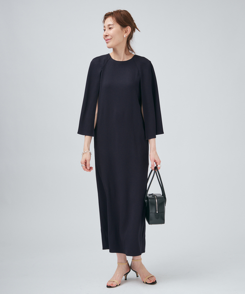 VERMEIL par iena(ヴェルメイユパーイエナ)の「ACEPOLYバックサテンケープ風ワンピース(ワンピース・レディース・ネイビー/ブラック・36/38)」の11枚目の写真