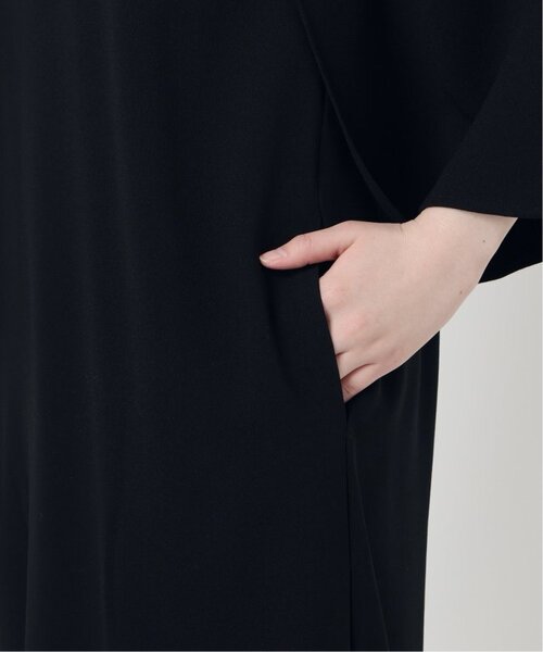 VERMEIL par iena(ヴェルメイユパーイエナ)の「ACEPOLYバックサテンケープ風ワンピース(ワンピース・レディース・ネイビー/ブラック・36/38)」の21枚目の写真