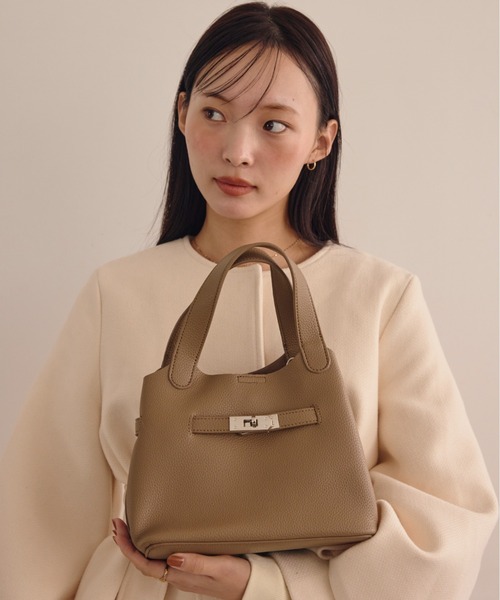 ACYM(アシーム)の「Amanda ポイントベルトミニバッグ(ハンドバッグ・レディース・ブラック/ブラウン/モカ/ベージュ/キャメル・FREE)」の3枚目の写真