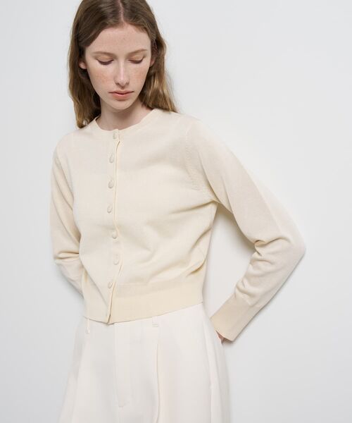 LANVIN en Bleu(ランバンオンブルー)の「メニーボタンカーディガン(ニット/セーター・レディース・オフホワイト/ブラック/ライトカーキ/ライトパープル・38)」の2枚目の写真