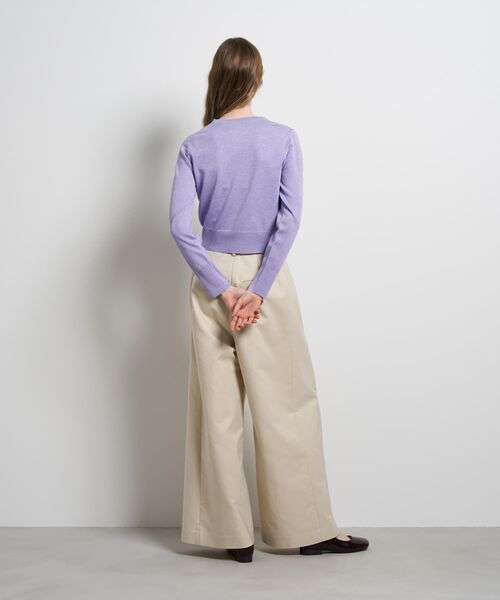 LANVIN en Bleu(ランバンオンブルー)の「メニーボタンカーディガン(ニット/セーター・レディース・オフホワイト/ブラック/ライトカーキ/ライトパープル・38)」の7枚目の写真