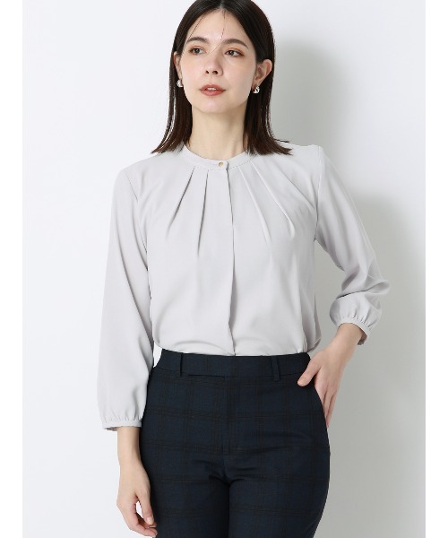 SUIT SQUARE（スーツスクエア）の「フロントタックブラウス 7分袖 ウォッシャブル ジョーゼット 無地（シャツ/ブラウス・レディース・ライトグレー/オフホワイト/ブルー・38(9号)/40(11号)）」の2枚目の写真