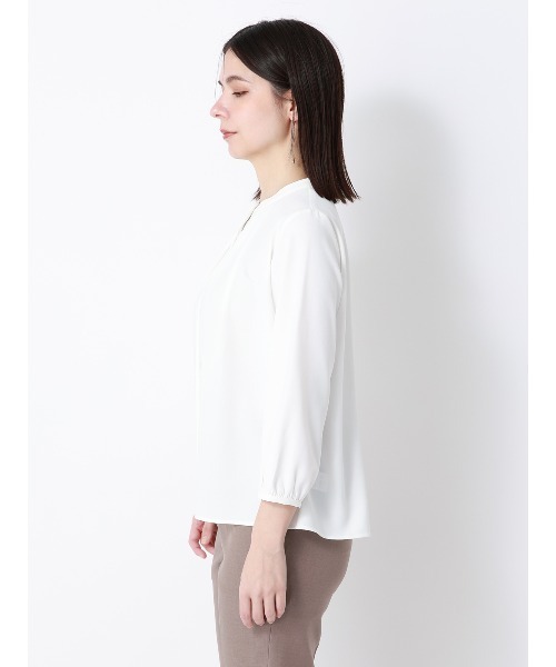 SUIT SQUARE（スーツスクエア）の「フロントタックブラウス 7分袖 ウォッシャブル ジョーゼット 無地（シャツ/ブラウス・レディース・ライトグレー/オフホワイト/ブルー・38(9号)/40(11号)）」の6枚目の写真