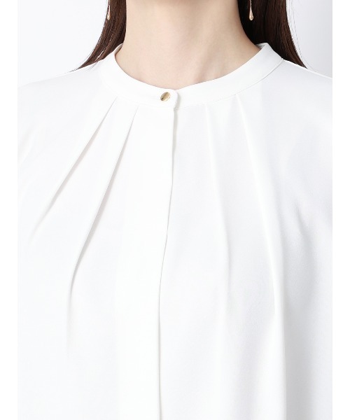 SUIT SQUARE（スーツスクエア）の「フロントタックブラウス 7分袖 ウォッシャブル ジョーゼット 無地（シャツ/ブラウス・レディース・ライトグレー/オフホワイト/ブルー・38(9号)/40(11号)）」の8枚目の写真