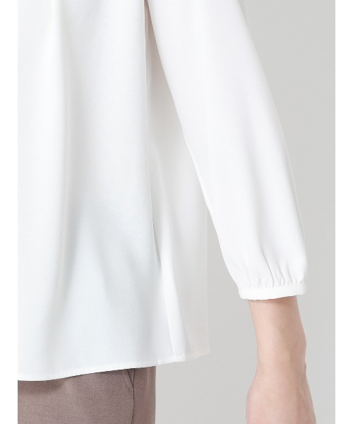 SUIT SQUARE（スーツスクエア）の「フロントタックブラウス 7分袖 ウォッシャブル ジョーゼット 無地（シャツ/ブラウス・レディース・ライトグレー/オフホワイト/ブルー・38(9号)/40(11号)）」の10枚目の写真