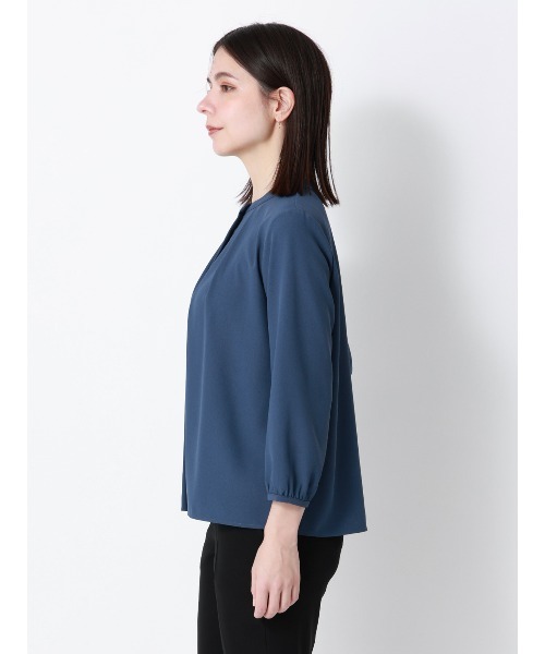 SUIT SQUARE（スーツスクエア）の「フロントタックブラウス 7分袖 ウォッシャブル ジョーゼット 無地（シャツ/ブラウス・レディース・ライトグレー/オフホワイト/ブルー・38(9号)/40(11号)）」の16枚目の写真