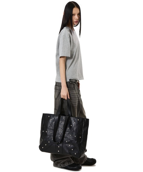 OY（オーワイ）の「『OY/オーワイ』CROSSLINE STUD TOTE BAG/クロスラインスタッズトートバッグ（トートバッグ・メンズ・ブラック・FREE）」の3枚目の写真