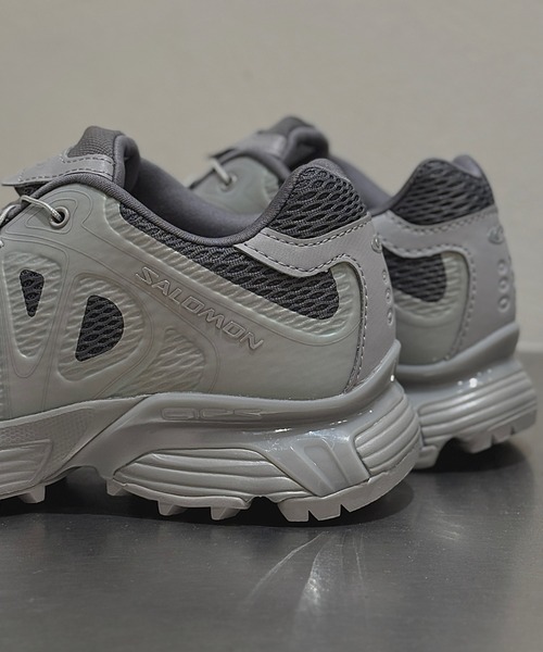 SALOMON(サロモン)の「XT-WHISPER VOID L47875600(スニーカー・メンズ・シルバー・24.0cm/30.0cm/29.0cm/28.5cm/28.0cm/27.5cm/27.0cm/26.5cm/26.0cm/25.5cm/25.0cm/24.5cm/23.5cm/23.0cm/22.5cm)」の3枚目の写真