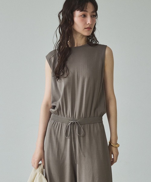 qualite(カリテ)の「【接触冷感】レーヨンストレッチオールインワン/春服/夏服/オフィスカジュアル(ワンピース・レディース・チャコールグレー/グレー・38/36)」の4枚目の写真