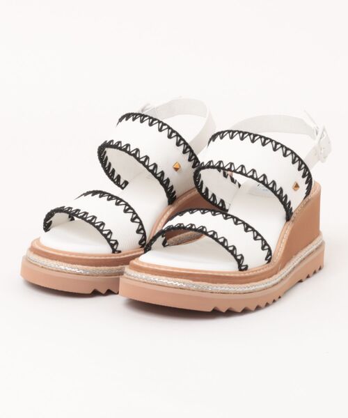 LANVIN en Bleu(ランバンオンブルー)の「ステッチワークウェッジヒールサンダル(サンダル・レディース・ホワイト/ブラック/ベージュ・24.5cm/23.5cm/23.0cm/24.0cm/22.5cm)」の1枚目の写真