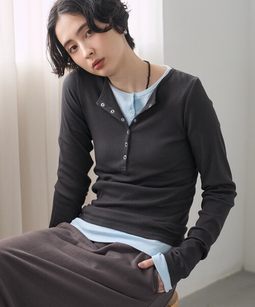 FREAK'S STORE(フリークスストア)の「<新色追加>【セットアイテム】コットンモダール ヘンリー レイヤーロンT/レイヤードカットソー(Tシャツ/カットソー・レディース・レッド/サックスブルー/ブラック/ブラウン/ホワイト/ネイビー/チャコールグレー/ワインレッド・フリ-)」の4枚目の写真