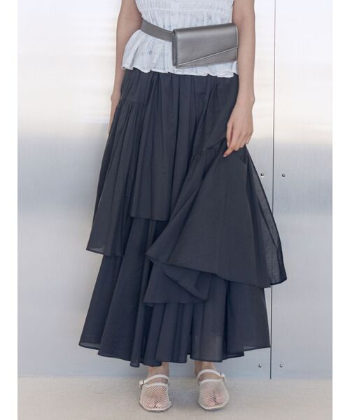 LAGUNAMOON（ラグナムーン）の「アシメティアードコットンスカート 春服（スカート・レディース・チャコールグレー/ホワイト・MEDIUM/SMALL）」の2枚目の写真