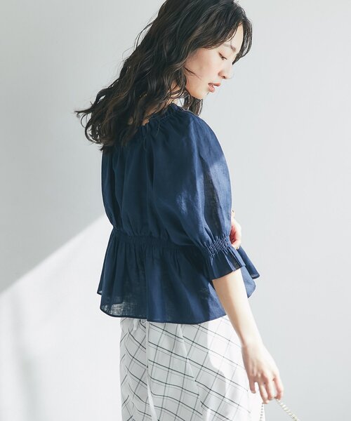 La boutique BonBon(ラブティックボンボン)の「【軽やか素材】シャーリングギャザーブラウス(シャツ/ブラウス・レディース・ホワイト/ミント/バイオレット/ネイビー・FREE)」の20枚目の写真
