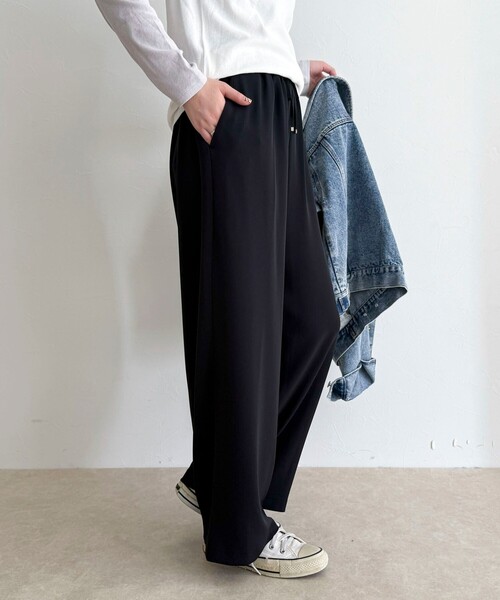 fredy emue(フレディエミュ)の「【4サイズ展開/リピーター続出!】とろみツイルストレートイージーパンツ(その他パンツ・レディース・アイボリー/ブラウン/チャコールグレー/ブラック・36/34/38/39)」の2枚目の写真