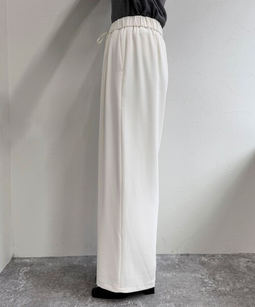 fredy emue(フレディエミュ)の「【4サイズ展開/リピーター続出!】とろみツイルストレートイージーパンツ(その他パンツ・レディース・アイボリー/ブラウン/チャコールグレー/ブラック・36/34/38/39)」の6枚目の写真