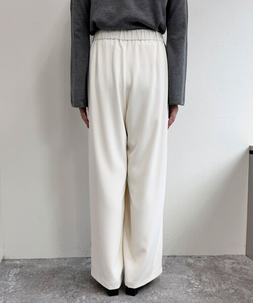 fredy emue(フレディエミュ)の「【4サイズ展開/リピーター続出!】とろみツイルストレートイージーパンツ(その他パンツ・レディース・アイボリー/ブラウン/チャコールグレー/ブラック・36/34/38/39)」の7枚目の写真