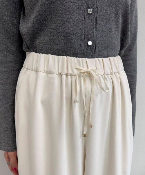 fredy emue(フレディエミュ)の「【4サイズ展開/リピーター続出!】とろみツイルストレートイージーパンツ(その他パンツ・レディース・アイボリー/ブラウン/チャコールグレー/ブラック・36/34/38/39)」の8枚目の写真