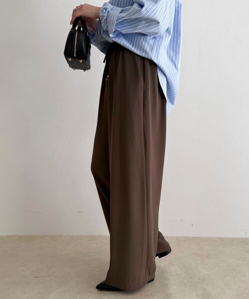 fredy emue(フレディエミュ)の「【4サイズ展開/リピーター続出!】とろみツイルストレートイージーパンツ(その他パンツ・レディース・アイボリー/ブラウン/チャコールグレー/ブラック・36/34/38/39)」の15枚目の写真