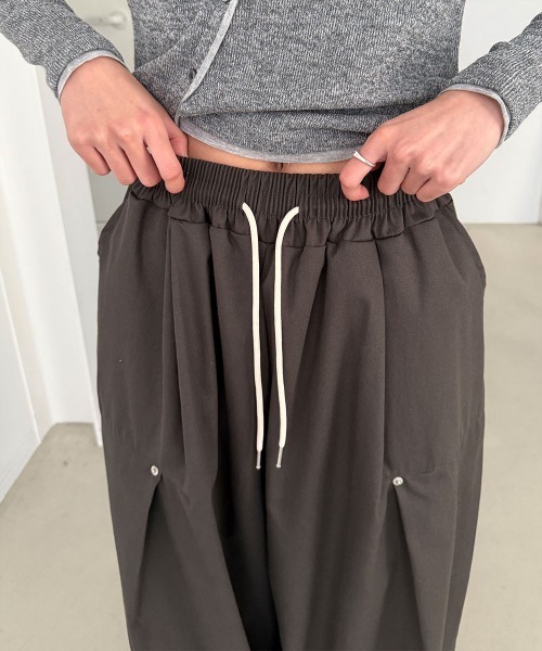 4INT.（フォイント）の「リベット ピンタック ドローストリング コットン ワイド パンツ（その他パンツ・レディース・ブラック/ネイビー/チャコール・FREE）」の16枚目の写真