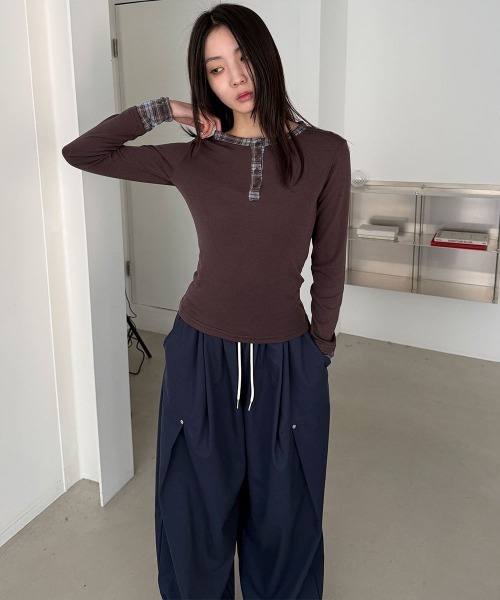 4INT.（フォイント）の「リベット ピンタック ドローストリング コットン ワイド パンツ（その他パンツ・レディース・ブラック/ネイビー/チャコール・FREE）」の5枚目の写真