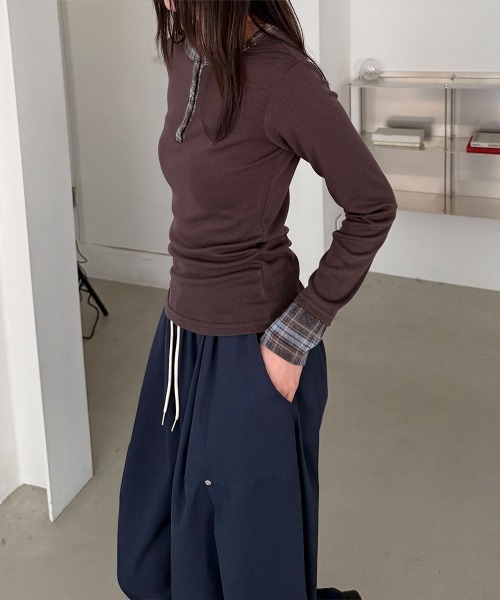 4INT.（フォイント）の「リベット ピンタック ドローストリング コットン ワイド パンツ（その他パンツ・レディース・ブラック/ネイビー/チャコール・FREE）」の6枚目の写真