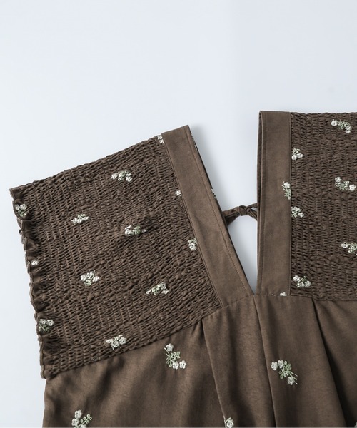 SUGAR BISKET(シュガービスケット)の「フラワー刺繍オールインワン(つなぎ/オールインワン・レディース・グレイッシュベージュ/ブラウン・L/M)」の20枚目の写真