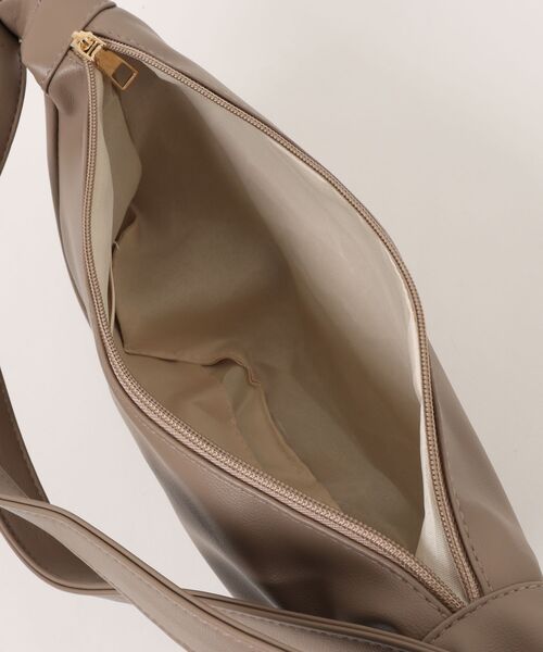 Fun & Daily(ファンアンドデイリー)の「Half Moon Shoulder Bag / Body Bag(ショルダーバッグ・レディース・ブラック/グリーン/ベージュ・FREE)」の21枚目の写真