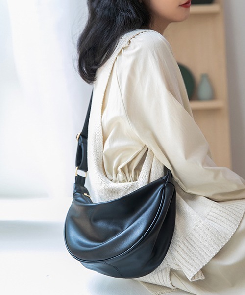 Fun & Daily(ファンアンドデイリー)の「Half Moon Shoulder Bag / Body Bag(ショルダーバッグ・レディース・ブラック/グリーン/ベージュ・FREE)」の2枚目の写真