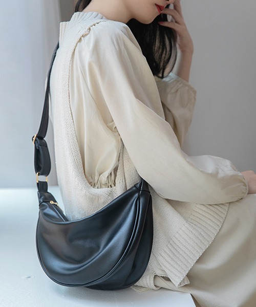Fun & Daily(ファンアンドデイリー)の「Half Moon Shoulder Bag / Body Bag(ショルダーバッグ・レディース・ブラック/グリーン/ベージュ・FREE)」の6枚目の写真