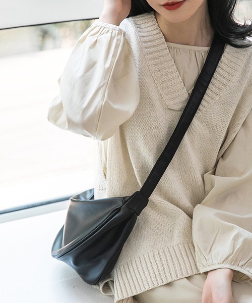 Fun & Daily(ファンアンドデイリー)の「Half Moon Shoulder Bag / Body Bag(ショルダーバッグ・レディース・ブラック/グリーン/ベージュ・FREE)」の7枚目の写真