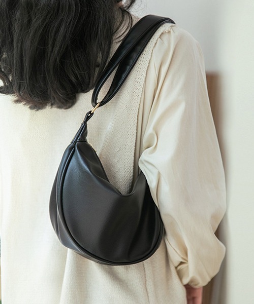 Fun & Daily(ファンアンドデイリー)の「Half Moon Shoulder Bag / Body Bag(ショルダーバッグ・レディース・ブラック/グリーン/ベージュ・FREE)」の11枚目の写真