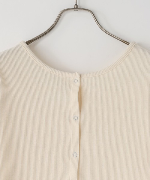 LOWRYS FARM（ローリーズファーム）の「ショルダーパフカーディガン５Ｓ 665444（Tシャツ/カットソー・レディース・ホワイト×ブラック/アイボリー/ブラック/レッド・FREE）」の6枚目の写真