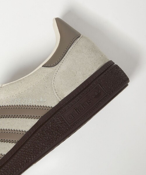 adidas Originals(アディダスオリジナルス)の「【別注】<adidas Originals>HANDBALL SPEZIAL スニーカー 22.5-25cm(スニーカー・レディース・ベージュ・22.5cm/23cm/23.5cm/24cm/24.5cm/25cm)」の2枚目の写真