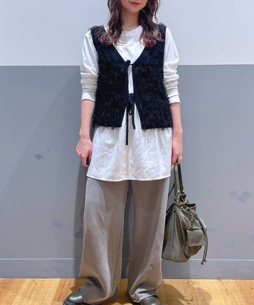 Right-on(ライトオン)の「【HONEYSUCKLE ROSE】2WAYフリンジベスト (ジレ / ビスチェ / ショート丈 / 重ね着 / リボン / シャギー)(ベスト・レディース・ブラック/ダークグレー/キナリ・M/L)」の22枚目の写真