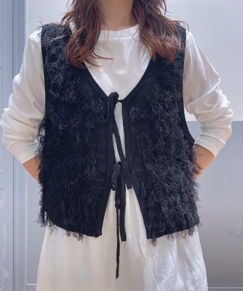 Right-on(ライトオン)の「【HONEYSUCKLE ROSE】2WAYフリンジベスト (ジレ / ビスチェ / ショート丈 / 重ね着 / リボン / シャギー)(ベスト・レディース・ブラック/ダークグレー/キナリ・M/L)」の21枚目の写真
