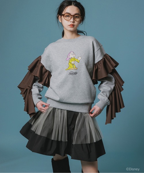 NON TOKYO(ノントーキョー)の「Disney 『Snow White』 NON TOKYO FRILL SLEEVE PULLOVER SWEAT(スウェット・レディース・グレー/ブラック・FREE)」の2枚目の写真