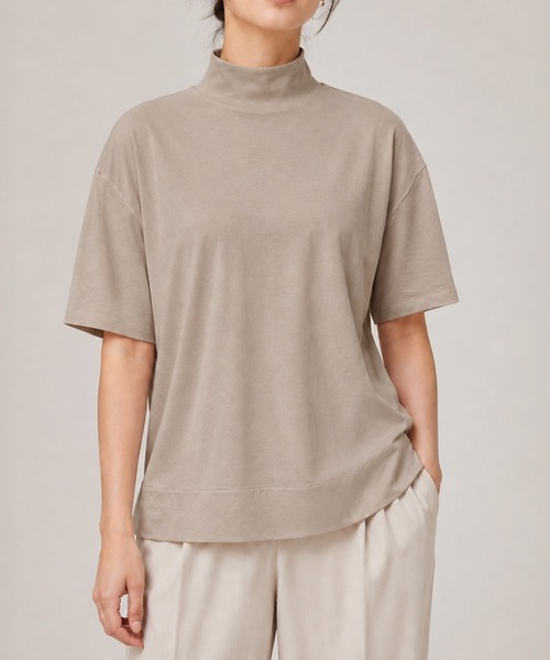 by LEGNA(バイレグナ)の「ハイネックゆるっとTシャツ(Tシャツ/カットソー・レディース・ホワイト/モカ/ブラック・LARGE/MEDIUM/SMALL)」の3枚目の写真