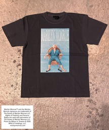 minius（ミニウス）の「【MARILYN MONROE マリリン・モンロー】フォトTシャツ ピグメント染め ヴィンテージ ユニセックス スカイブルーフォト ビッグロゴプリント（Tシャツ/カットソー）」