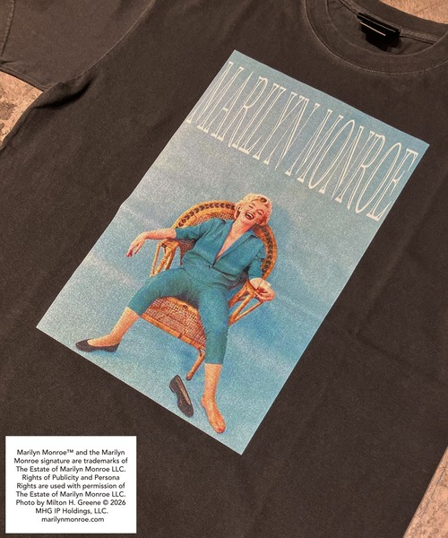minius(ミニウス)の「【MARILYN MONROE/マリリン・モンロー】フォトTシャツ ピグメント染め ヴィンテージ ユニセックス スカイブルーフォト ビッグロゴプリント(Tシャツ/カットソー・メンズ・ホワイト/ブラック・SMALL/MEDIUM/LARGE/X-LARGE)」の4枚目の写真