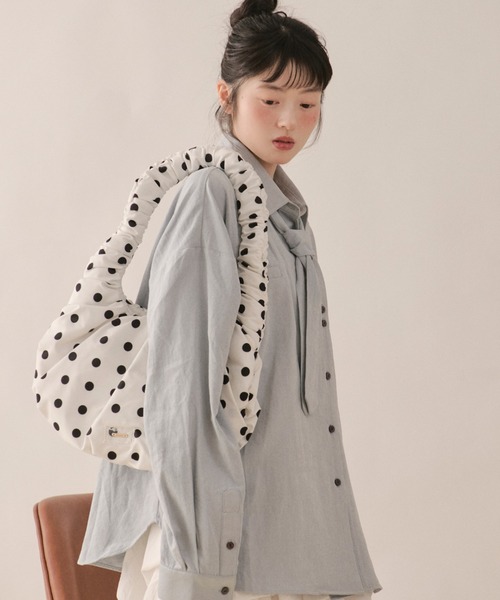 loin nuit(ロワンニュイ)の「many gather hand bag / メニーギャザーハンドバッグ(ハンドバッグ・レディース・ホワイト/ブラック/ボルドー・FREE)」の2枚目の写真