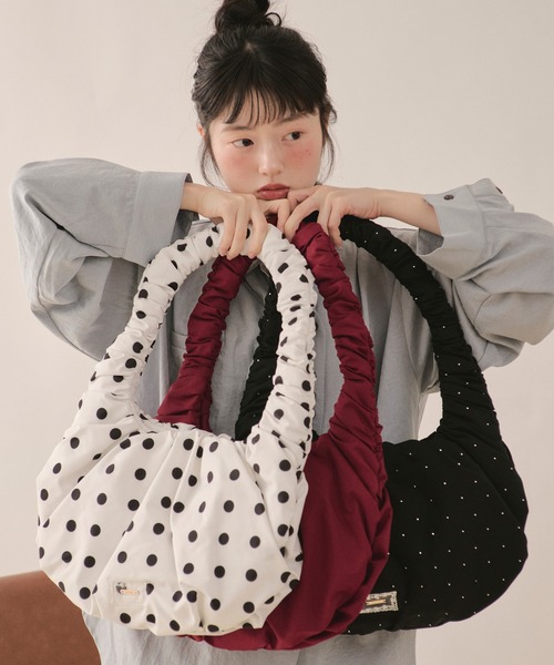 loin nuit(ロワンニュイ)の「many gather hand bag / メニーギャザーハンドバッグ(ハンドバッグ・レディース・ホワイト/ブラック/ボルドー・FREE)」の4枚目の写真