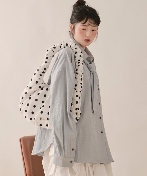 loin nuit(ロワンニュイ)の「many gather hand bag / メニーギャザーハンドバッグ(ハンドバッグ・レディース・ホワイト/ブラック/ボルドー・FREE)」の22枚目の写真