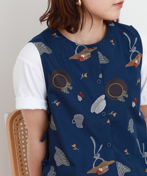Emago(イマゴ)の「EMAGO いろんな帽子刺繍ベスト(ベスト・レディース・ベージュ/ネイビー・FREE)」の9枚目の写真