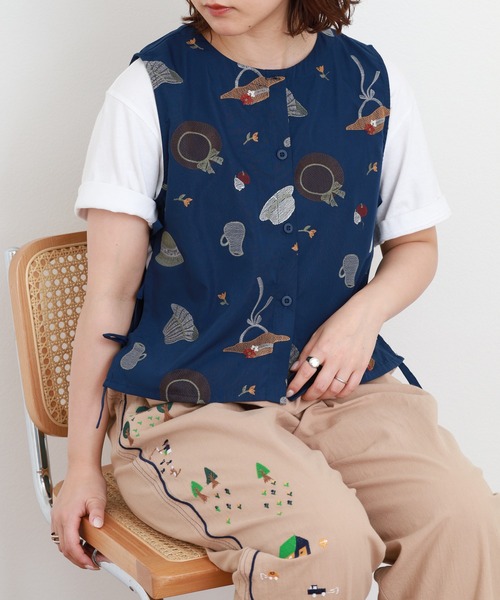 Emago(イマゴ)の「EMAGO いろんな帽子刺繍ベスト(ベスト・レディース・ベージュ/ネイビー・FREE)」の12枚目の写真