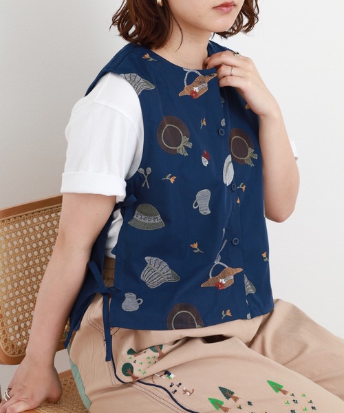 Emago(イマゴ)の「EMAGO いろんな帽子刺繍ベスト(ベスト・レディース・ベージュ/ネイビー・FREE)」の11枚目の写真