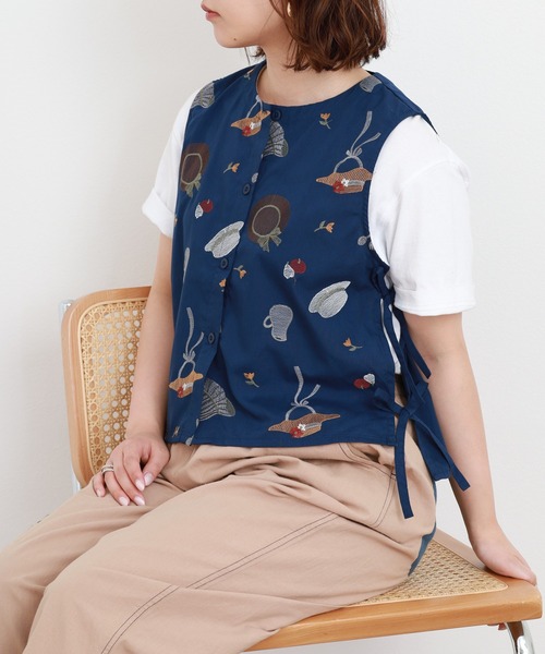 Emago(イマゴ)の「EMAGO いろんな帽子刺繍ベスト(ベスト・レディース・ベージュ/ネイビー・FREE)」の14枚目の写真