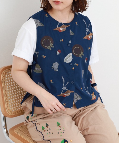Emago(イマゴ)の「EMAGO いろんな帽子刺繍ベスト(ベスト・レディース・ベージュ/ネイビー・FREE)」の10枚目の写真